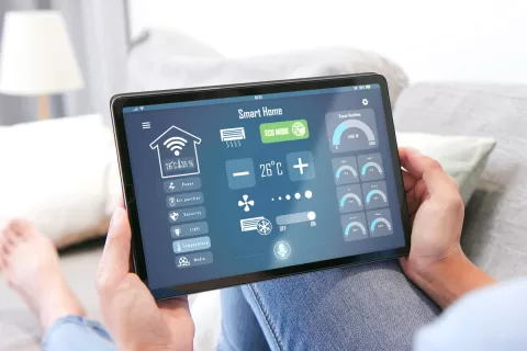Tablet mit smarter Software für die Energiesteuerung des Hauses.